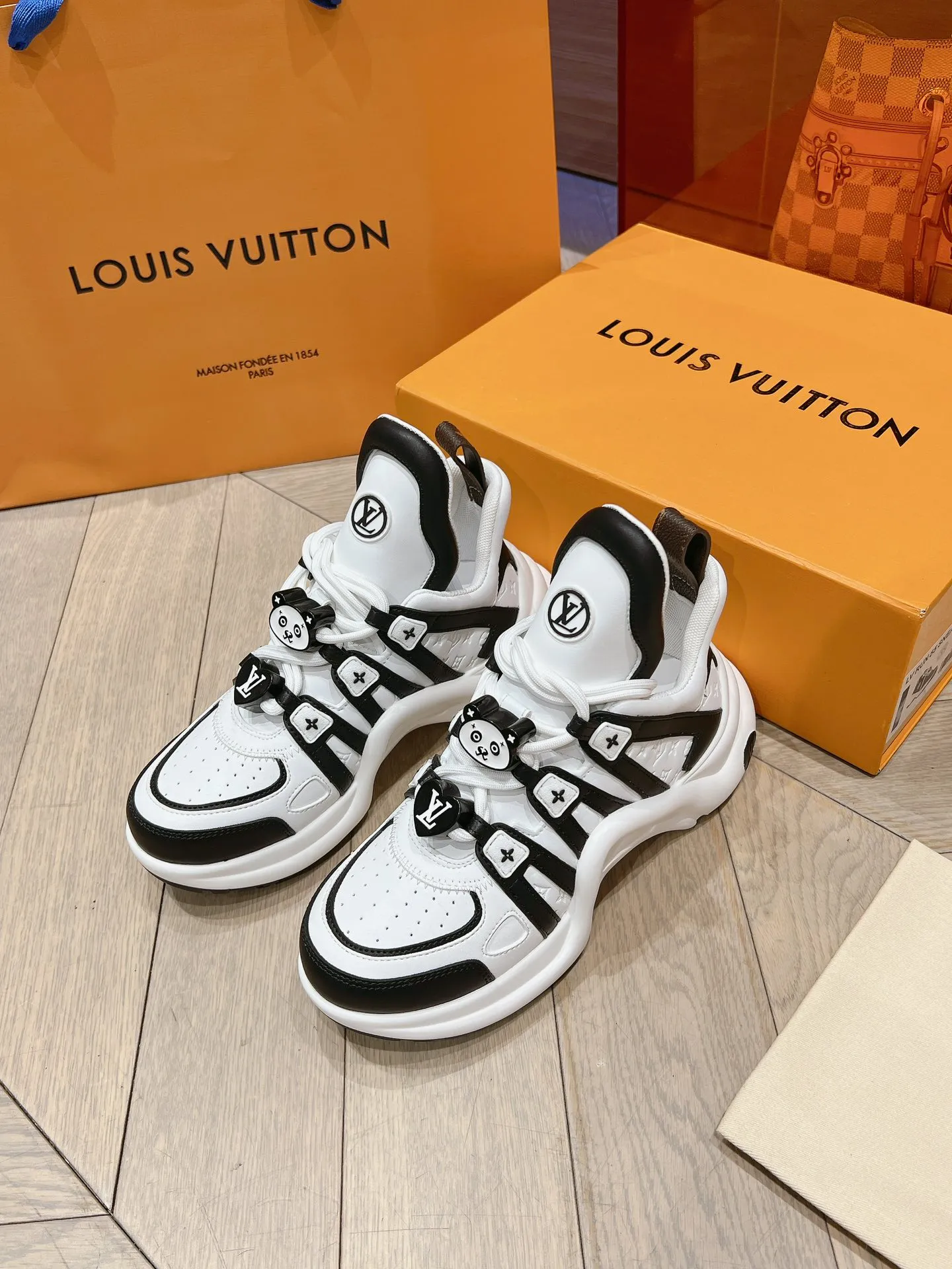 👟👟Ex-factory price 720👟👟 LV 2024 new model, Chinese Valentine's Day limited edition, fresh and refined colors, each color is equipped with different buckles, each with its own unique charm.  Cowhide color-blocked ventilated arch bridge dad shoes. Wear them for travel and dates, and you will be the center of attention.  Code number: 35-40 (41 customized)